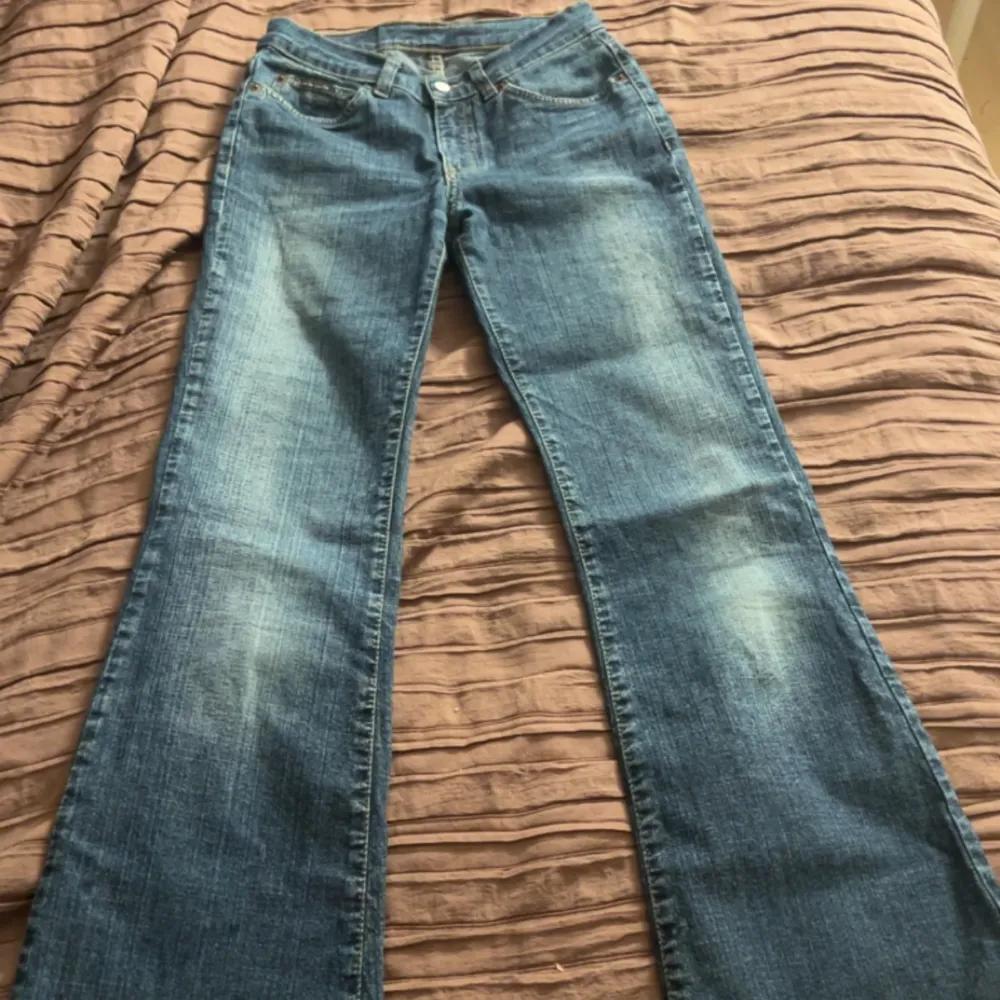 Lågmidjade y2k bootcut jeans . Jeans & Byxor.