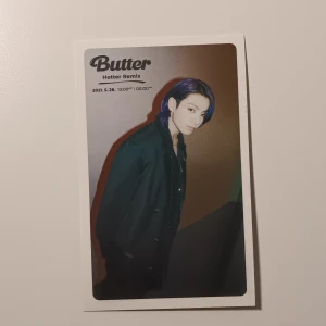 Bts kort - 🌸BTS🌸 Bts lomo card Butter: Jungkook. I nyskick och superfin, passar till att ha i genomskinliga mobilskal eller som dekoration av ditt val. 20 + frakt💕 Ej pc. Skickar bild innan jag postar. 