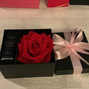 Lite paket röd rose blomma Obs: läppstift ingår ej 😉