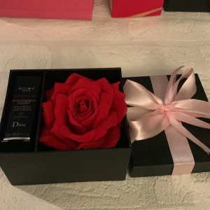 Rose Tvål Blomma  - Lite paket röd rose blomma Obs: läppstift ingår ej 😉