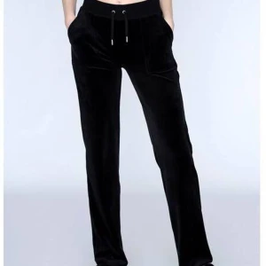 Juicy byxor - Säljer mina älskade juicy couture byxor eftersom jag inte får användning av dom. Använda endast fåtal gånger och är som nya! Dom sitter perfekt efter kroppen och är väldigt bekväma! Köpa för 1100 kr