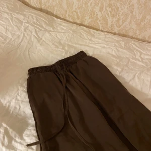Satinbyxor  - Sköna byxor i brunt satin🫶🏽 Hör av er vid funderingar, kram Ebba