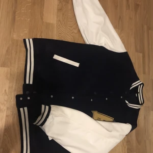 Baseball jacka från H&M - En ganska ny baseball jacka jag köpte på H&M för 500kr, säljer den för 200-250kr. Använt två gånger men passar inte in i min nuvarande stil jag har så tänkte sälja den. Perfekt skick inga hål eller sönder sömmar. Stor i storleken så passar S-L. Oversized🫶🏼