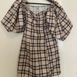 Mönstrad klänning med puffärmar  - Klänning är endast testat, så i jättefin skick! Sista bild lånad från Nelly. Skriv om det önskas fler bilder eller information 🌸