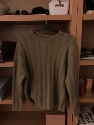 Stickad tröja  - Fin grön stickad tröja, väldigt skönt material. inget fel på den!:)vet inte märket dock