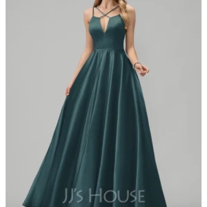 Balklänning  - En väldigt fin och skön balklänning, den är i ny skick och bara använts en gång:)