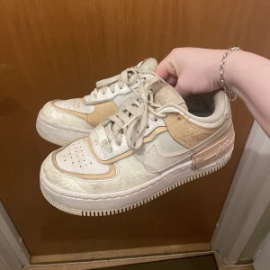 Nike air force 1 shadow  - Säljer mina Nike air force 1 shadow då jag inte använder dem längre. Så sköna och färgen går inte att få tag i längre. Nypris ca 1500kr. De är lite skitiga men med lite tvätt så är de som gott som nya! 