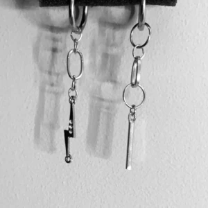 Örhängen  - Skit snygga örhängen  Köp en av de för 80kr/st Köp både blixten o avlånga för 110kr  Modell 007