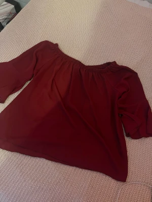 Röd kökbärs tröja  - Jätte söt en av mina favos men är för tajt vid ärmarna på just mig jätte gullig 