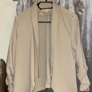 Beige kavaj  - Kavaj från New Yorker. Strl 36. 