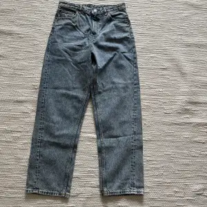 Blåa fina jeans från monki i storlek 29. Använda någon gång men i väldigt bra skick.
