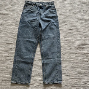 Blåa jeans monki - Blåa fina jeans från monki i storlek 29. Använda någon gång men i väldigt bra skick.