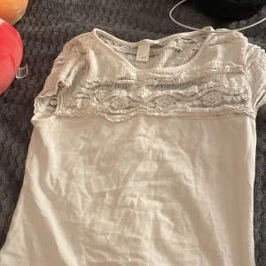 Vit t-shirt - Aldrig använd. Fri frakt