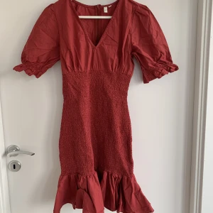 Ribbad festklänning - Fin röd klänning från NLY trend som passar till fest! 
