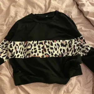 En svart leopard tröja 