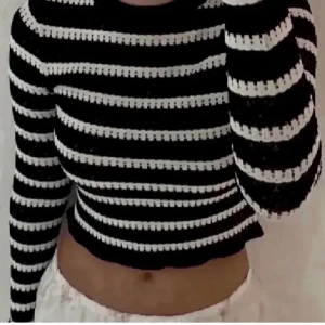 Zara topp - Säljer min populära Zara topp då den inte används längre, slutsåld på zara🥰❤️ Skriv för frågor! (lånad bild)