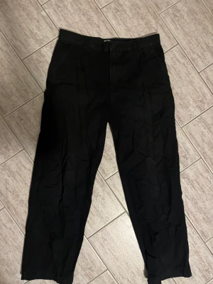 Weekday chinos - Weekday chinos svarta Skick 8/10 Nypris 599kr Size:50 motsvarar ca 180-190 människor beroende på hur man vill att de ska sitta