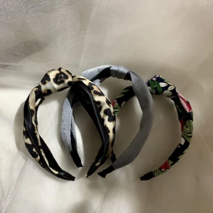 Tre diadem  - Tre fina diadem. Knappt använda. Säljer alla för 40 eller 15 kr styck. Fler bilder finns ✨