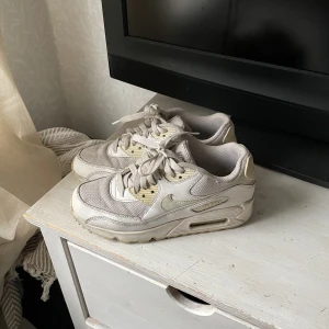 Nike sneakers - Nike air Max 90  storlek 36,5 Nypris ca 1400kr