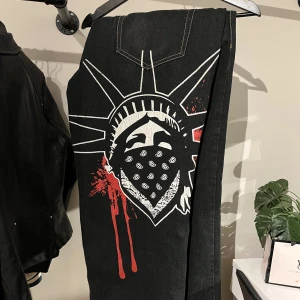 Ultra baggy TOWNZ jeans - Dessa jeans är extremt stora, jag har haft på mig dessa några gånger men då har jag använt snöre och knutit. Märket heter Townz, streetwear märke. Det står storlek 42 på lappen men byxorna är stora