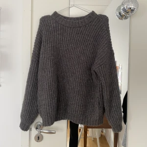 Grå-melerad stickad tröja! - Så fin grå-melerad stickad tröja från ZIGN. Storlek står inte, skulle säga S/M. Jättefint skick, och skulle inta säga stickig. Säljs för 169 kr inkl frakt! Inte som information nedan.