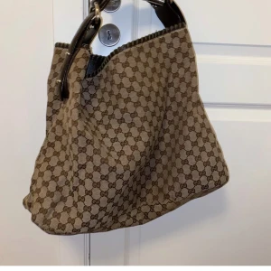 Vintage Gucci väska - Säljer min mammas vintage Gucci väska. Får plats med mycket i den, t.ex en stor MacBook dator och 5 stor skolböcker. 