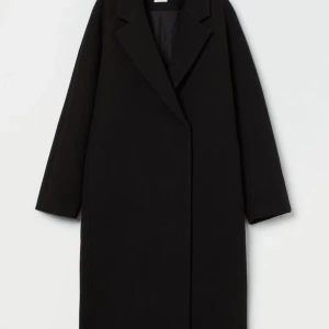 Kappa - En varm kappa från H&M som är rak i modellen och nästan lite oversized! I storlek s