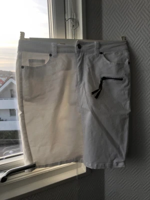 Kjolar - Två par kjolar, nr 1 i vitt denim och nr 2 är glitter dekorerad  100kr för båda eller 50kr/styck  Båda i storlek 36/S