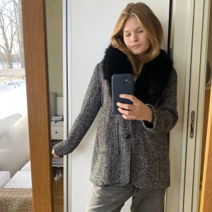 Jacka med fake päls - Jätte fin vintage kappa/jacka med fakepäls