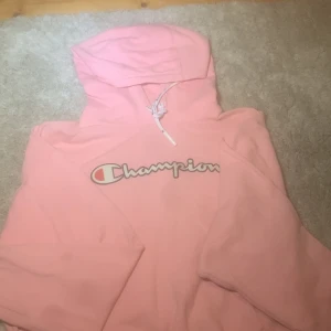 Champion hoddie rosa - En rosa champion hoddie. Använd 3 gånger ungefär. Ett litet märke men inget man tänker på. Skriv vid intresse eller flera bilder❤️