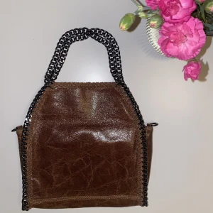 Väska - Säljer en väska köpt second hand. Vet inte vilket märke då texten syns dåligt. Fint skick och köpare står för frakt🎈