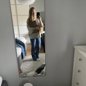 Jeans - Super fina jeans från zara, köpta i somras. Super sköna o fina. Lite slitna längst ner där bak. Kan skicka bilder❤️❤️säljer även datafodralet, har en egen annons till det❤️