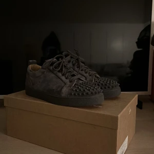 Christian Louboutin - Tja, säljer nu dessa Skitfeta Christian Louboutin då dem har blivit för små för mig, skorna är i en skitnaygg mörkgrå färg som passar bra till nästan allt. Skorna är i fint skick och köpte på deras butik i danmark!🤟🏿