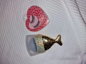 Smink kit - Super fint litet smink kit, en smink borste samt lösögonfransar. Medföljer lite borstar till fransar/bryn🫶🏼 Allt är oanvänt!