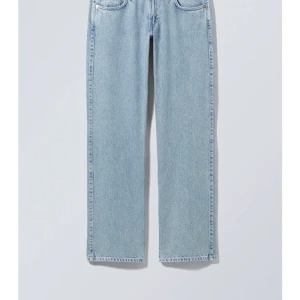 WEEKDAY arrow low jeans  - Använda typ 1 gång så i väldigt bra skick:) skriv bara om du har några andra frågor! Nypriset är 590kr 