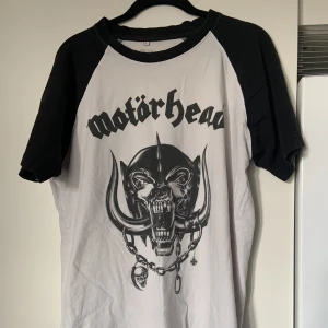 Motörhead T-shirt  - Använd Motörhead T-shirt med tryck på ryggen, manligt L. 