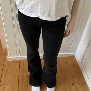 Svarta lågmidjade jeans i bootcut modell. Färgen syns bättre i bild 2 och 3. Stretchiga så passar många storlekar!💘
