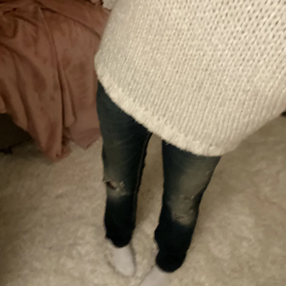 Super fina jeans som är i storleken 40 så de sitter lite stort i midjan på mig som är en 34-36 men antingen kan man sy in dom eller fixa skärp!💕. Jeans & Byxor.