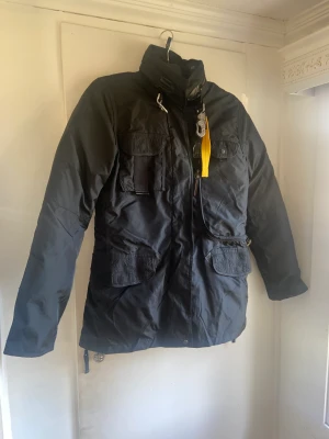 Parajumper jacka - Jackan är i gott skick, har nog bara använt den en gång. Inga repor/fläckar eller liknande. Skulle säga att den är mindre i storleken, jag har vanligtvis s. Finns i Borås, köparen står för frakt🤩