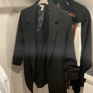 Kavaj - Svart kavaj i väldigt gott skick! Längden går ner till ca. höften!