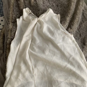 Linne - Snyggt linne från Zara i silkesliknande material. Köpt i Paris💕färgen är lite beige-aktig skulle jag säga.