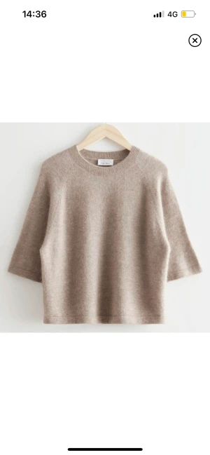 & Other Stories tröja - Säljer den populära tröjan från & other stories. Tröjan är i fint skick utan fläckar samt är den inte nopprig. Den är i storlek S men sitter bra på mig som egentligen har xs. Säljer tröjan eftersom den inte kommer till mycket användning