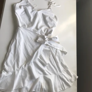 Klänning  - Klänning köpt från Nelly märke - parisian storlek S använt bara en gång inga skador eller något original pris -599