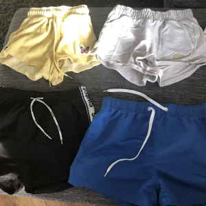 Shorts - Fem olika par shorts: två mjukisshorts, ett par träningsshorts/vardagsshorts, ett par badshorts och ett par cykelshorts i skönt material  Nr 1/XS/Bershka Nr 2/S/Bershka Nr 3/XS/Sweet Skbts Nr 4/XS-S/frank dandy Nr 5/S/ASOS DESIGN  Alla: 150kr - 45kr/styck