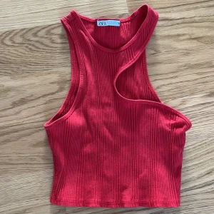 Topp från Zara - Säljer pågrund av att den är för liten. Storlek S. Knappt använd. 
