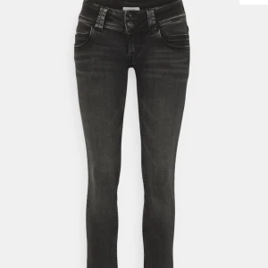 Pepe jeans  - Intressekoll på mina pepejeans i färgen grå/svart pågrund av att dem är för stora. Som nya!!  Ordinarie pris ca 999kr. 