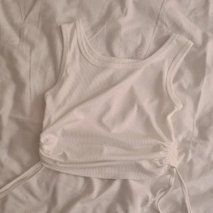 Linne med snören - Säljer den här fina tröjan med snören