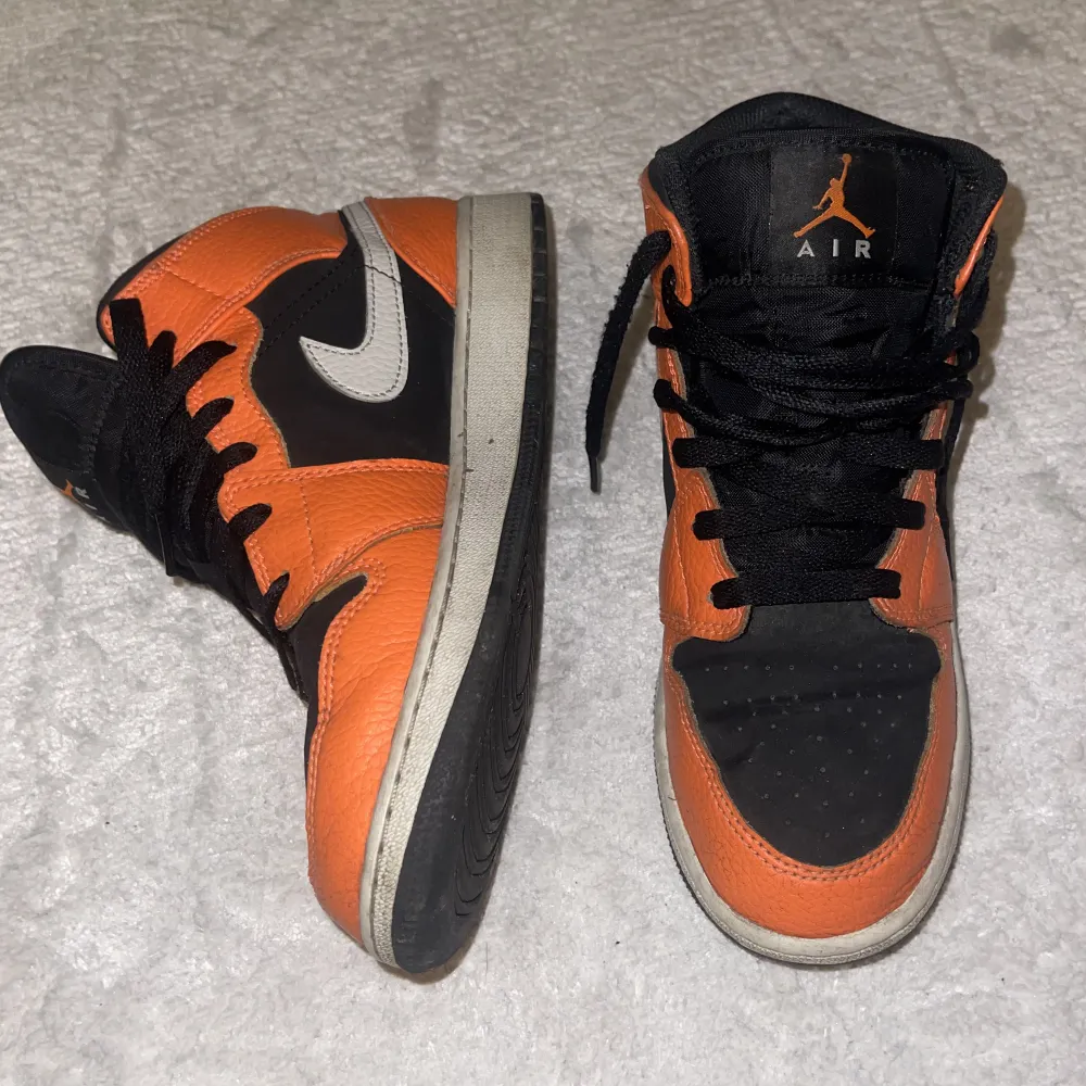 Säljer dessa Nike Jordan 1 Mid i färgen Black Orange för dom kommer aldrig till användning🧡🖤 Storlek 40 men passar mig som har 38/39 också🫶 . Skor.