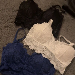 Topp/bh - 3 toppar/ bh:ar i spets, vit, svart, blå. helt oanvända. Var för små för mig. (Köpta på shein där av priset)
