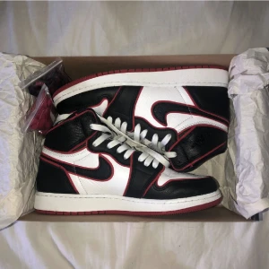 Nike Air Jordan 1 Retro High  - Ett par asfeta Air Jordan 1’s från Nike i färgen Bloodline, använda fåtal gånger🤍 Strl 38.5! Ingår box och 3 par skosnören🙌 
